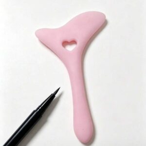 Silicon eyeliner tool  اداه رسم الايلينر السيلكون